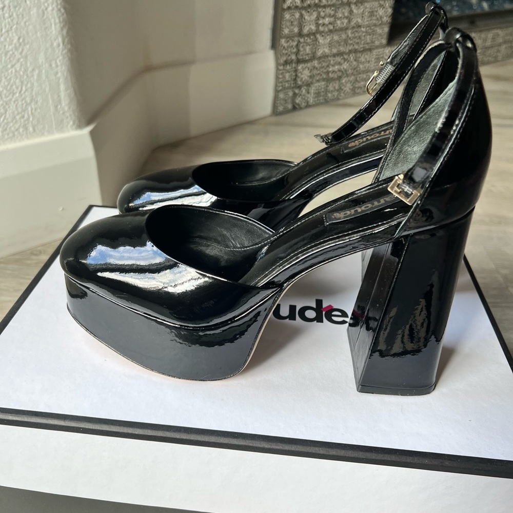 Larroude Ari platform black Patent size 6